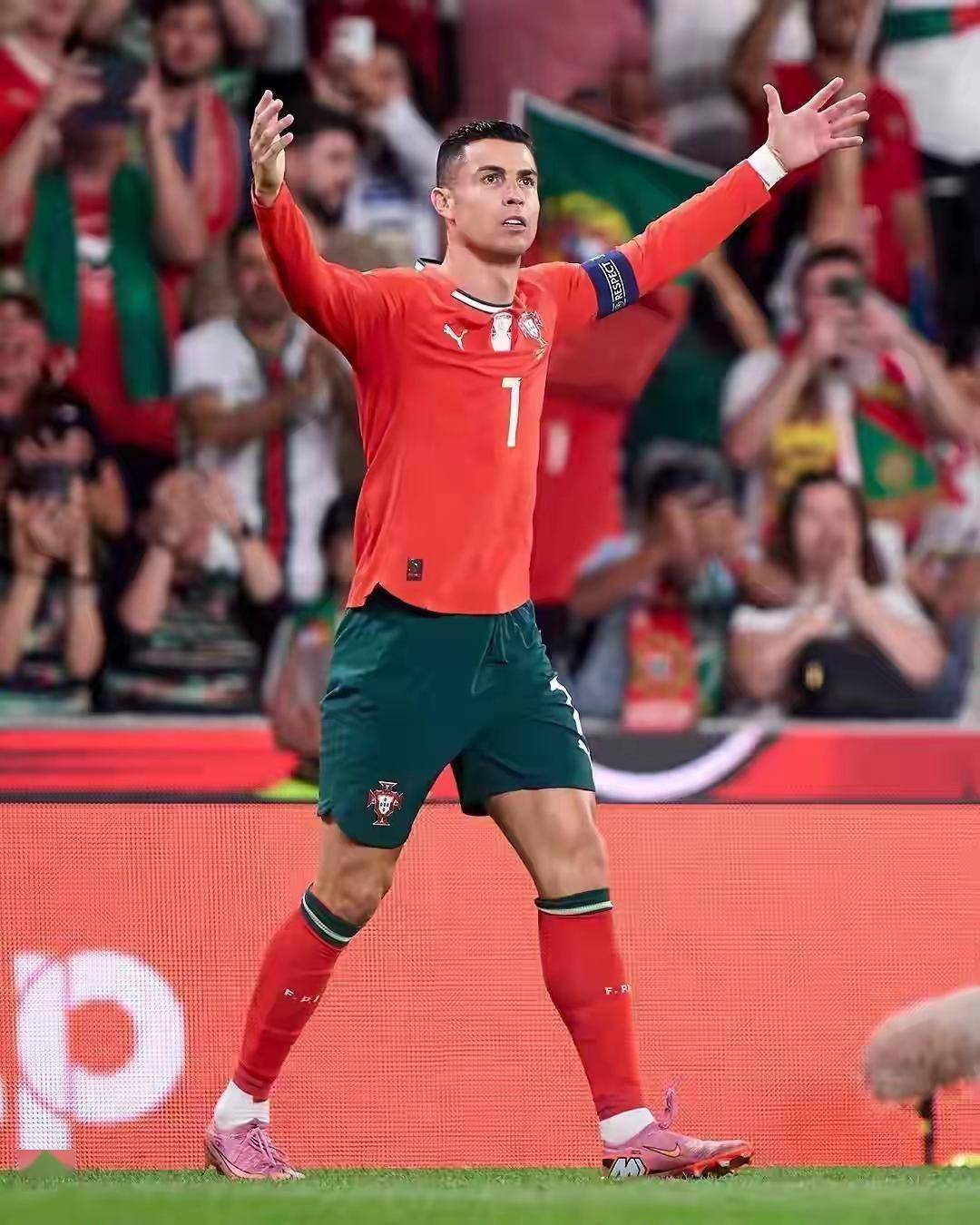 爱游戏体育娱乐 -关于赛地聚焦:英超关键时刻热度飙升,波尔图篮板制胜,球迷炸锅,更衣室氛围转暖的信息